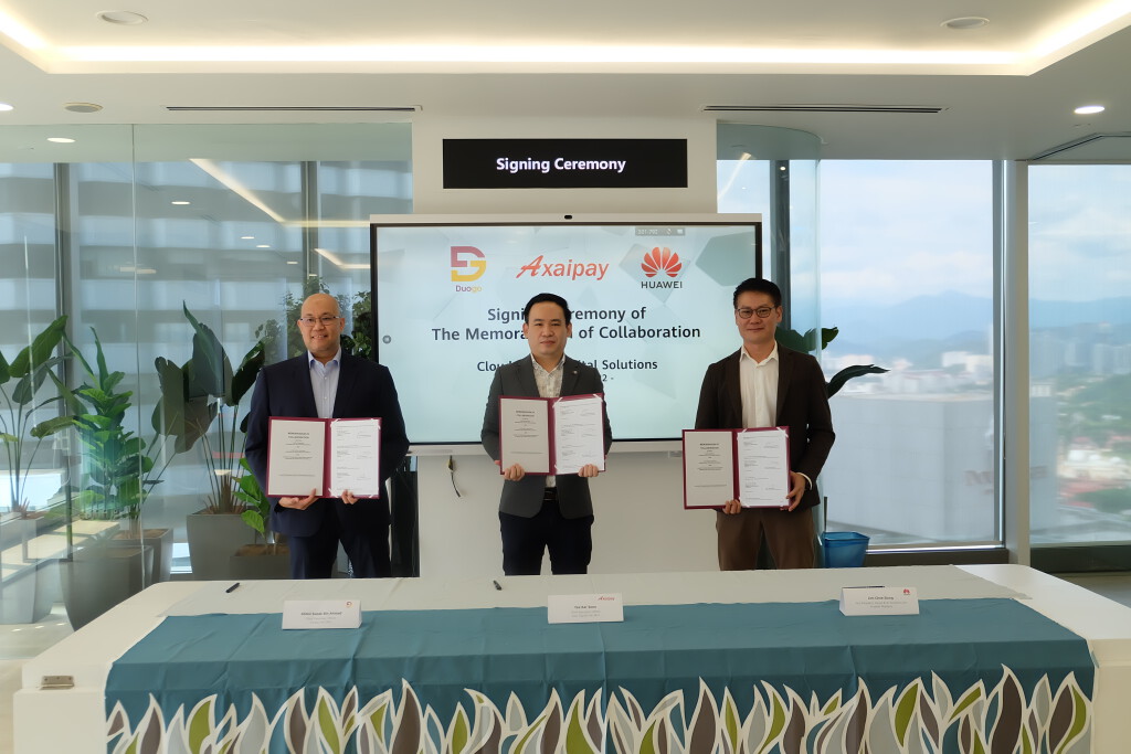 From left: Dr. Abdul Razak (CEO of Duogo), Mr. Terry Yee (CEO of Axaipay) and Mr. Lim Chee Siong (VP, Cloud & AI Business of Huawei Malaysia)