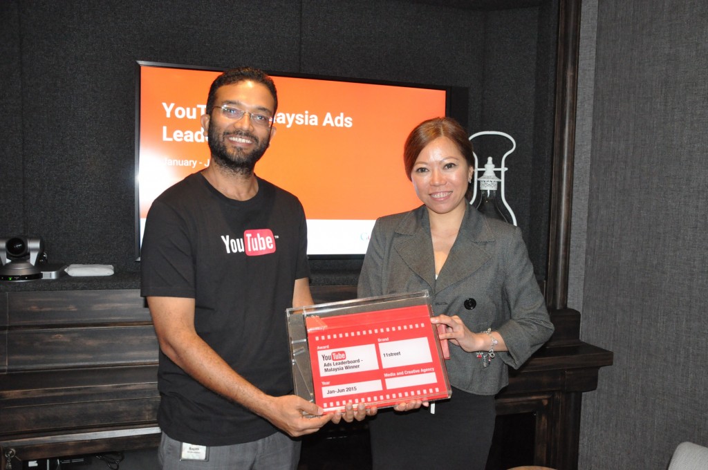 Image_Google CEO presents 11street the 'Ads Leaderboard - Malaysia Winner' award