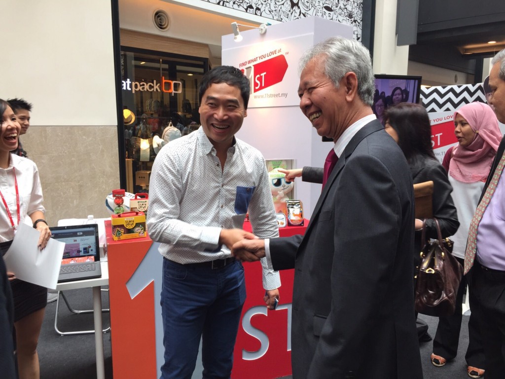 Tan Sri Abdul Halim Ali, Chairman of the Board of the MDeC, welcomes Bruce Lim from 11street at the launch of MYCyberSALE at Publika today[1]